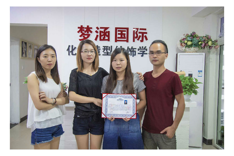 郑州旅行婚纱摄影_郑州婚纱化妆培训班(2)