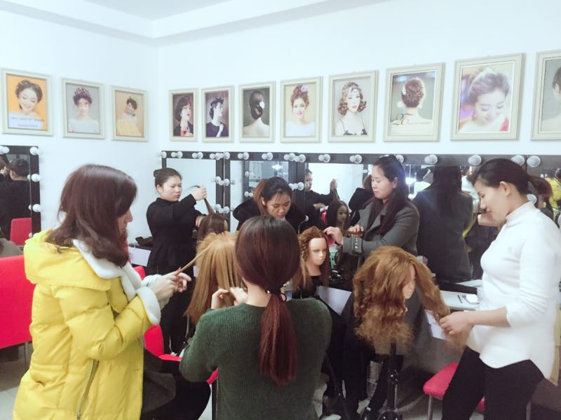 郑州火车站_郑州化妆师月收入(2)