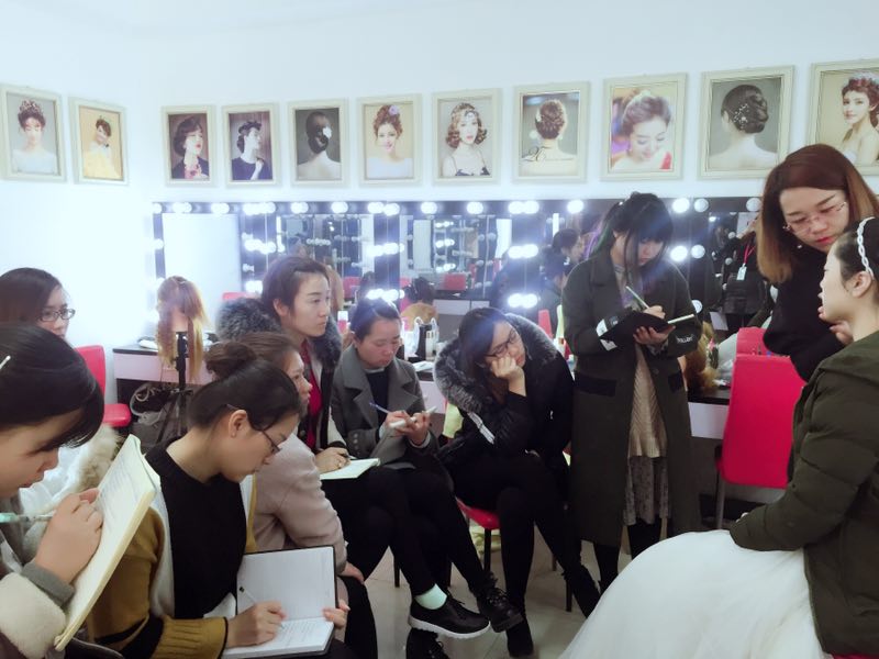 郑州化妆培训老师哪家好,有霾伏的天儿该怎么